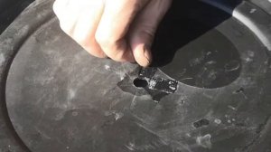 Как запаять трещины на крышке бочки при помощи сетки для динамиков и газовой горелки.