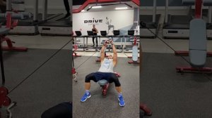 Сведение рук в кроссовере лёжа на наклонной скамье