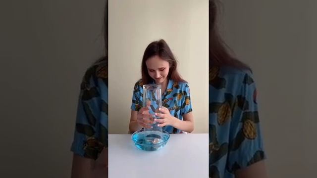 ❌А ты сможешь налить воду в перевёрнутую вазу? Подпишись!⬇️ Узнаешь больше. смотреть онлайн