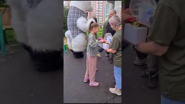 Девочка в шоке! Поздравление мишки и милашки - чебурашки! смотреть онлайн