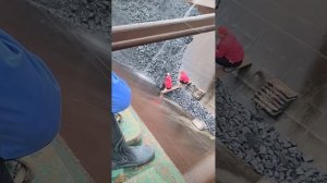 Строительство, разгрузка баржи