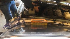 Замена воздушного фильтра по стрелкам ВАЗ-2107 с инжекторной системой впрыска топливной смеси.