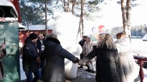 Женщина потеряла дар речи от увиденного! Поздравление белый мишка