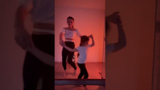 Танцуем вместе Ну как? Мы старались))) #dance#viral#стиль #танцысозвездами#танцысмамой #мамадочка