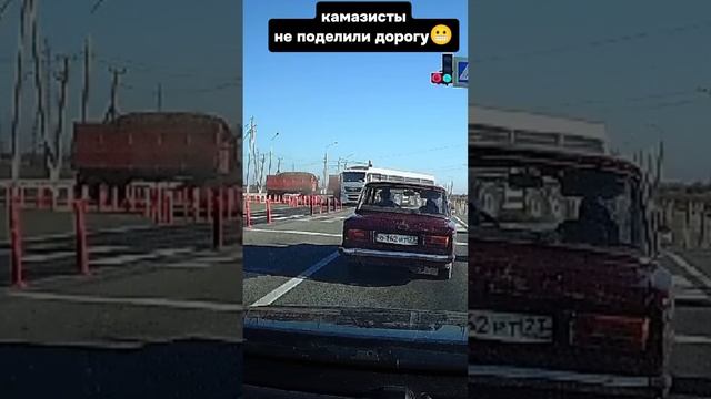 КУДА ТЫ ПРЁШЬ!!! Два камазиста почти лоб в лоб😬 смотреть онлайн
