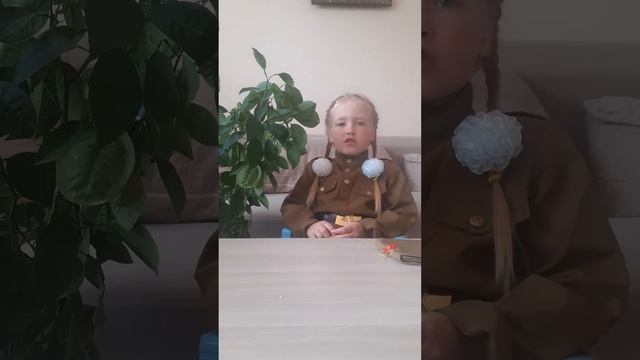 читает Инга стихотворение "Балада о солдате" смотреть онлайн