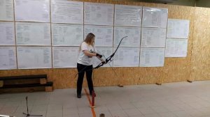 Катя стреляет из лука