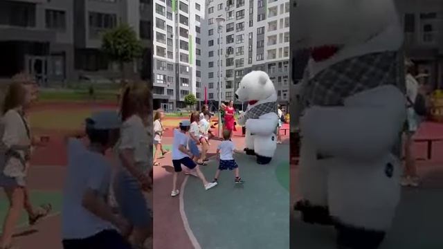 Мишка радует всех! Поздравление белого медведя смотреть онлайн