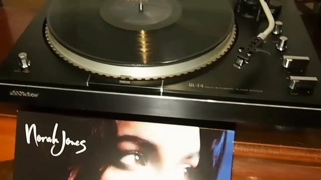 Victor QL-F4 turntable and Marantz pm5004 int.amp. смотреть онлайн