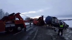 Грузовая эвакуация груженого полуприцепа горячим битумом из кювета. Совместная работа с БУКСИРОМ62.