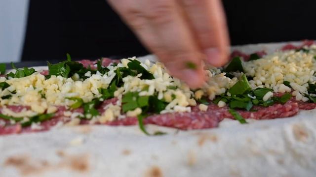 Сочная закуска на мангале: роллы с фаршем, сыром и зеленью