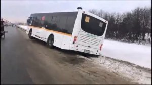 Грузовая эвакуация автобуса из кювета