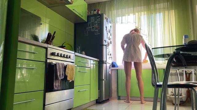 ❤️ Fit girl cleaning in the kitchen смотреть онлайн