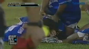 Гол вратаря со своей половины поля.Великий Человерт!Goalkeeper Scores Stunning Midfield Goal