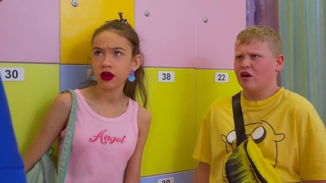 Прва ПОНУДА ЗА БРАК у кампусу 💍 Хоће ли бити школског венчања? | KiKiDo Campus Serbian смотреть онлайн