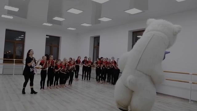 Миша поздравляет в танцевальной школе! Это просто вау! Поздравление белого медведя смотреть онлайн
