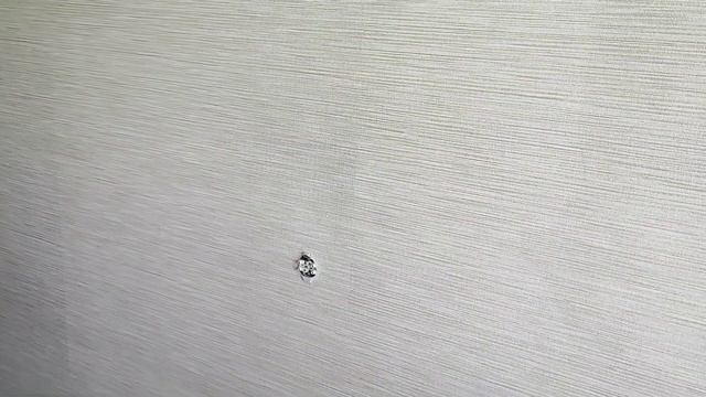 Обои разного тона.  Разные оттенки полотнищ в одном рулоне обоев.