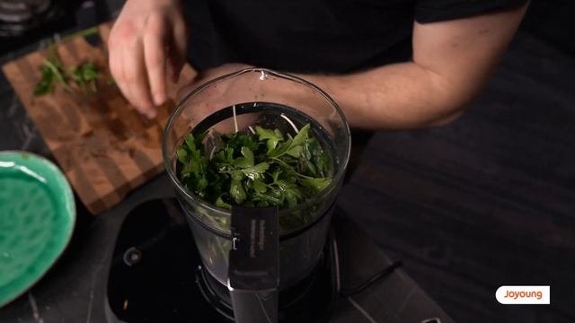 Зеленый смузи C блендером Joyoung