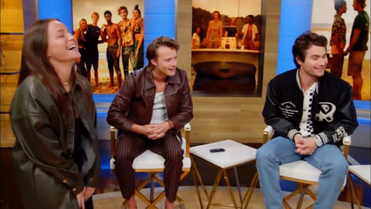 OUTER BANKS Super Fan Crashes Live TV Interview with Chase Stokes and Rudy Pankow! смотреть онлайн