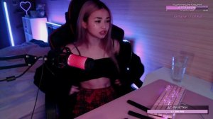 Януля27 показала пресс на стриме