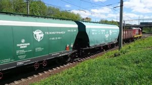 Маневровый тепловоз ЧМЭ3-2658 с грузовым поездом