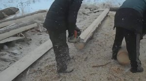 Видео как мы обрабатываем сосновые бревна и тут же собираем срубы из чистого зимнего леса