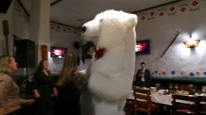 Девушка танцует с мишкой! Поздравление белый мишка