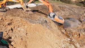 Грузовой эвакуатор. Достаем утонувший экскаватор, массой  33т  в Щелковском районе.