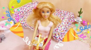 Барби Свете подарили подарок.