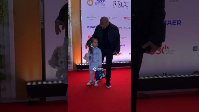 Когда папа взял с собой на работу: Пашу с дочкой #светскаяхроника