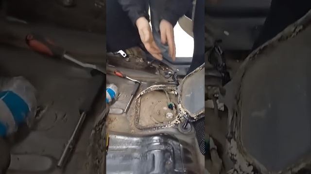 Ланцер не заводится, бензонасос кончился)