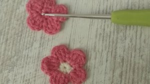 Связать цветок крючком.