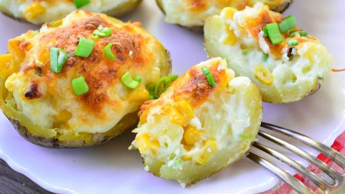 Аппетитная лодочка под сырной корочкой. КАРТОФЕЛЬ, ЗАПЕЧЁННЫЙ С КУКУРУЗОЙ И СЫРОМ