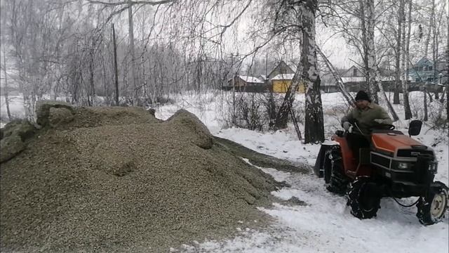 Перемещение кучи гравия мини трактором