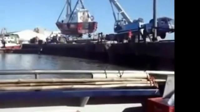 Crane overturn! Кран перевернулся! (www.vertikalnet.ru) смотреть онлайн