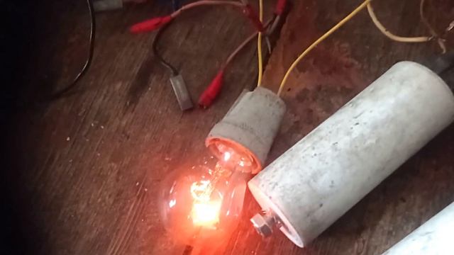 Увеличение  резонансного напряжения при  резком уменьшений ёмкости.