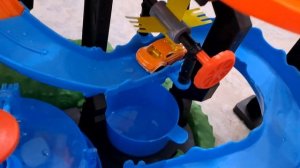 Ариша собирает автомойку Hot Wheels с крокодилом и играет в машинки