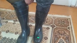 Необычные гаджеты для рыбалки: Обзор резиновых сапогов и сачка