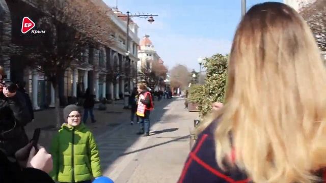 Вячеслав Манучаров поздравил крымчанок с 8 Марта