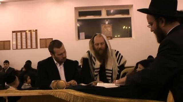 קריאת המגילה בישיבת אהבת תורה - לונדון