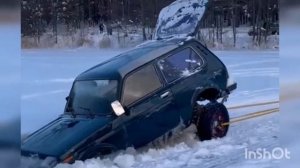 Разорвали утонувшую "Ниву" при попытке  достать ее из воды