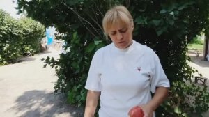 Летний салат витаминка. Готовлю на деревенском дворе.