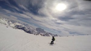 Дети катаются на горных лыжах на Эльбрусе. Путешествие, обучение в горнолыжной детской школе СНОУПРО