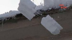 В Саратове на трехлетнего мальчика упал лед с крыши