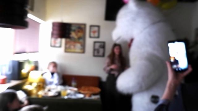 Девушка не поверила глазам! Поздравление белый мишка смотреть онлайн