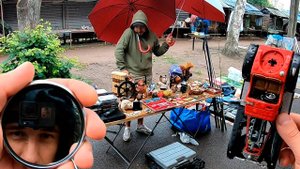 Ищу в хламе ценное. На данной свалке полно хороших предметов СССР. Роюсь в хламе на барахолке Питера