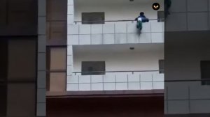 Подросток спас 5 летнего ребенка, который чуть не упал с балкона четвертого этажа