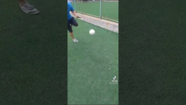 Футбол. Отработка голеностопа с мячом у стенки. смотреть онлайн