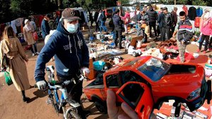 Попалась шикарная шкура медведя и ему явно торопиться уже некуда. Купил модель джипа Dodge Ram 1/16