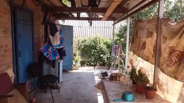 Жизнь на пенсии. Жара замучила. Убираюсь под навесом. Ужин.